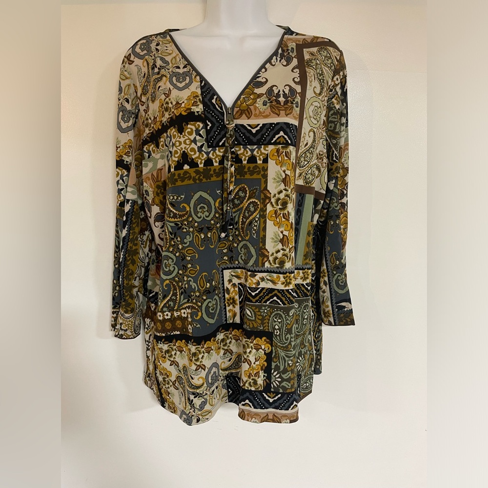 Susan Graver Printed Woven zipper on the front size L